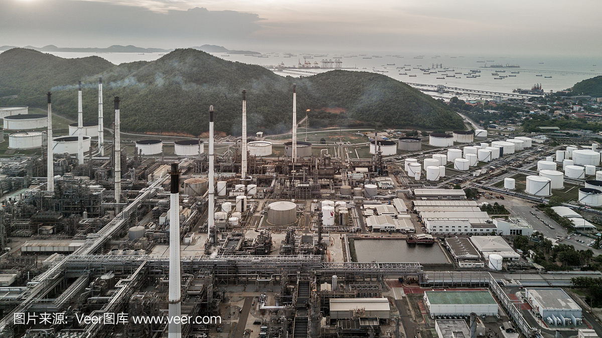 鳥瞰圖油品碼頭是用于存儲石油和石化產(chǎn)品的工業(yè)設(shè)施,準備運輸?shù)竭M一步的存儲設(shè)施。