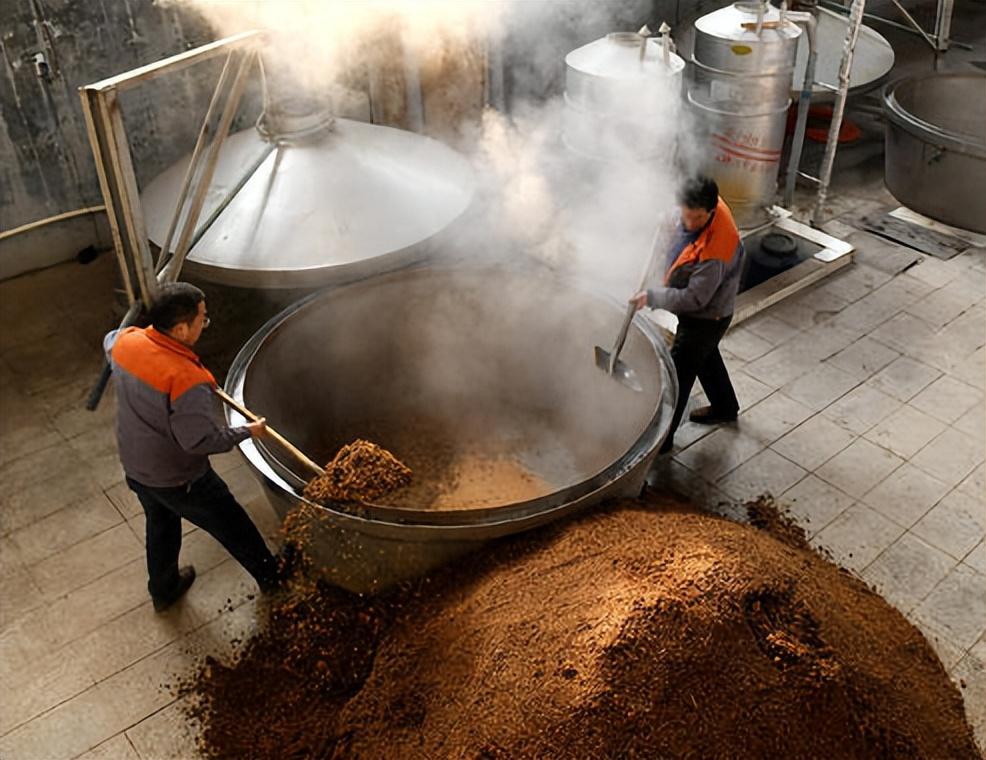 100斤高粱能釀多少酒?一瓶酒能有多少利潤(rùn),62歲釀酒師說出實(shí)情